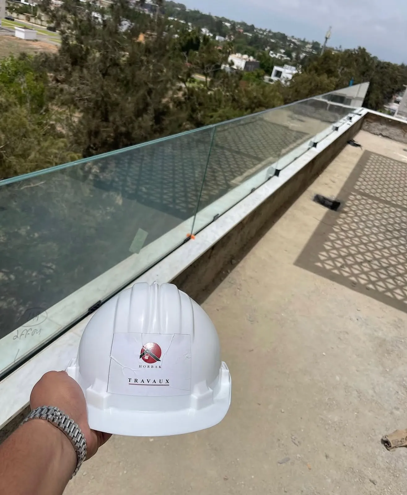 Détail de garde-corps vitré installé sur une terrasse
