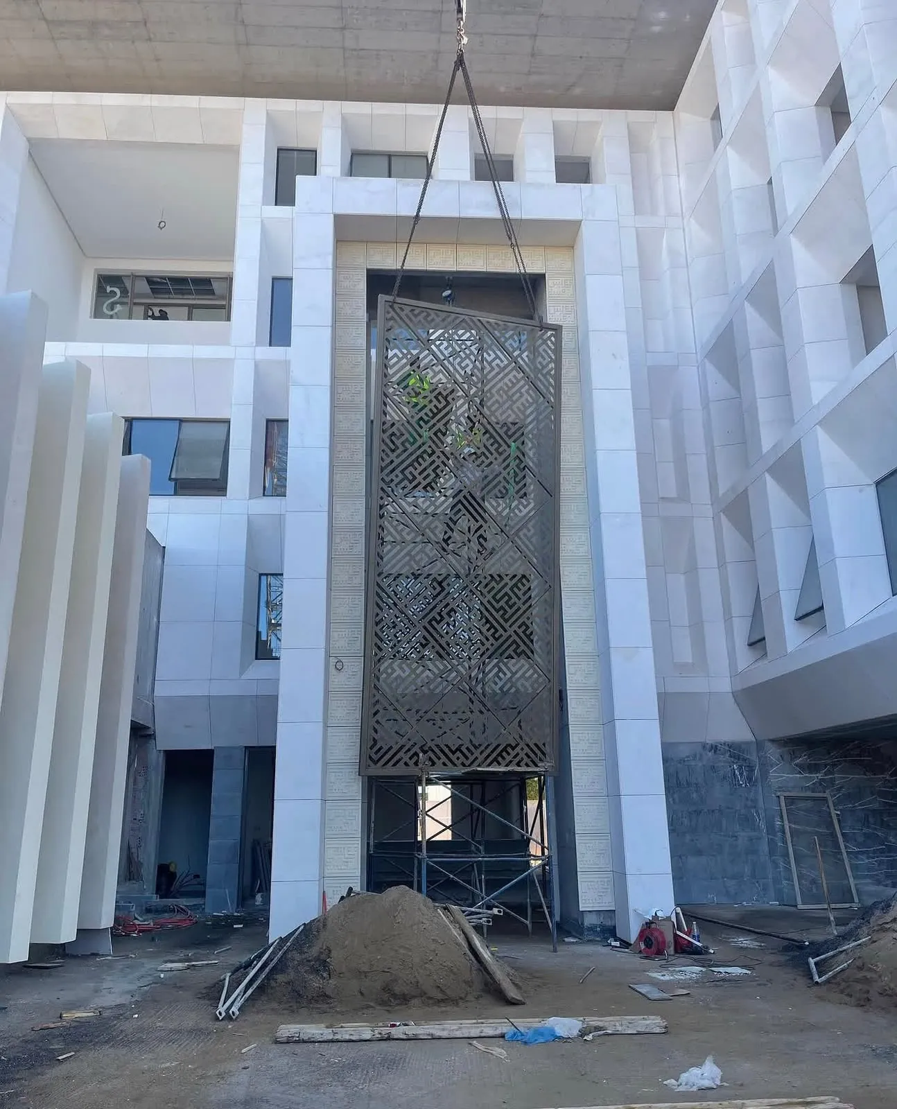 Façade contemporaine avec moucharabieh métallique réalisé par HORBAK